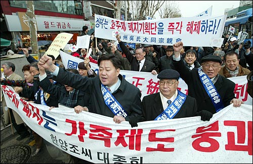 종묘공원에서 열린 집회에 참석했던 300여명이 탑골공원까지 행진을 벌이고 있다. 